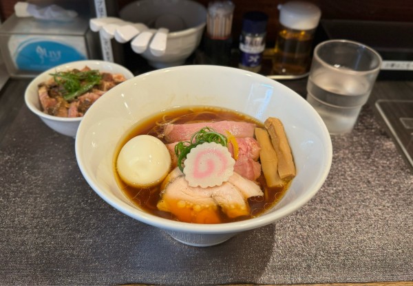 「特製しょうゆそば、ランチセット（ミニチャーシュー丼）¥1380」@光麟堂の写真