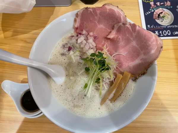 「鶏豚骨白湯(塩)¥900 黒麻油¥100」@三羽鴉 大和八木店の写真