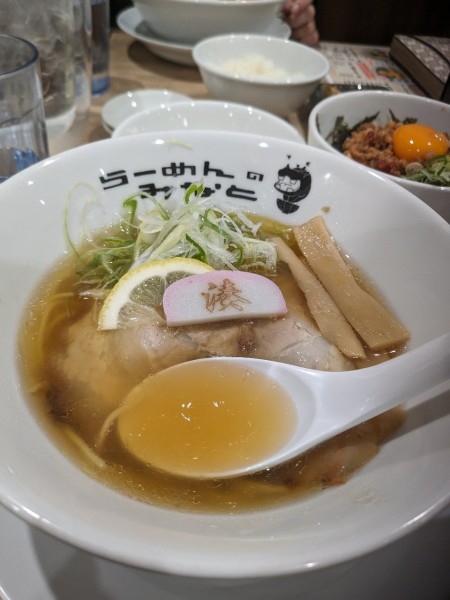 「黄金の醤油らーめん」@らーめんのみなとの写真