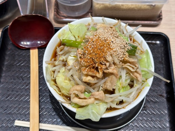 「豚ヤサイ南蛮そば(930円)」@なぜ蕎麦にラー油を入れるのか。 五反田店の写真