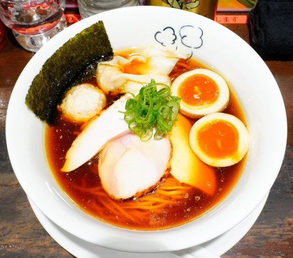 「特製鶏の醤油らー麺＋ヱビス（中瓶）」@鶏喰～TRICK～の写真