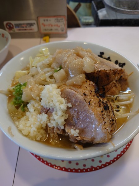 「中ラーメン200g+小ぶた スキヤキ卵」@成蹊前ラーメン 吉祥寺の写真