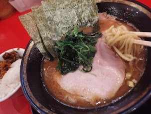「ラーメン(並)(かため)(無料ライス)(800)」@横浜家系ラーメン 大輝家の写真