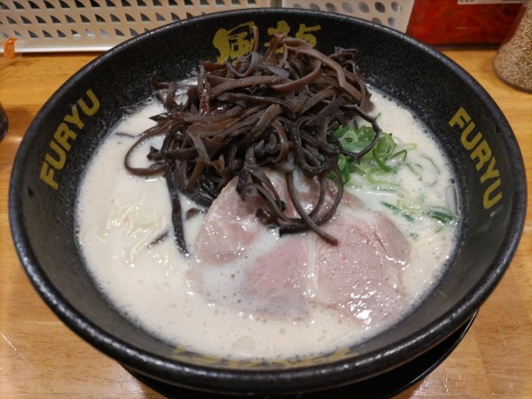 「とんこつラーメン+きくらげ+替玉」@とんこつラーメン 博多風龍 新橋店の写真
