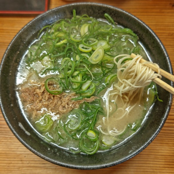「ラーメン(600円)、替玉×2(200円)」@五号線沿いの元祖長浜ラーメンの写真