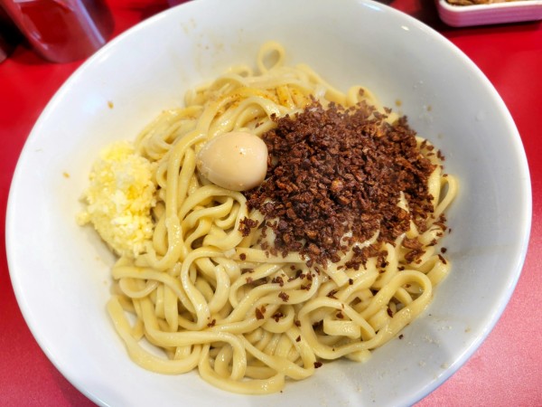 「油そば(ニンニク、FG、ラー油)+ネギ+ほぐし豚」@麺屋HEROの写真