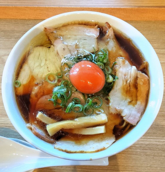 「吊るし叉焼肉そば 1000円＋生たまご 150円」@中華そば レンゲの写真
