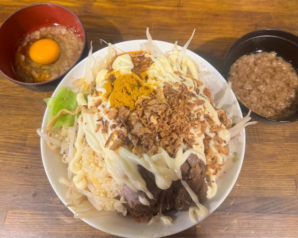 「キーマカレー汁なし豚増しスライスチーズトッピング➕アブタマ」@道の途中の写真