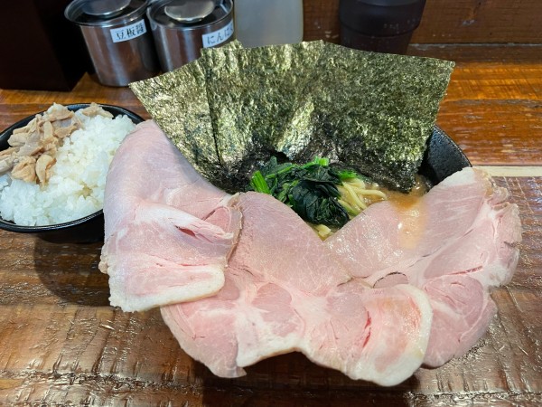 「チャーシューメン + ライス」@麺家 たっとびの写真