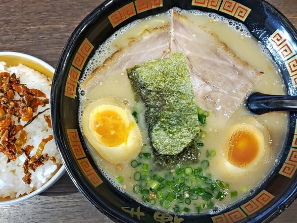 「博多ラーメン+味玉+ライス」@博多ラーメン福や 鶯谷店の写真