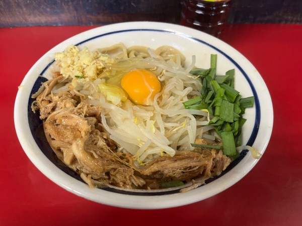 「汁なし　トッピング（生卵ニラ生姜）」@蓮爾 登戸店の写真