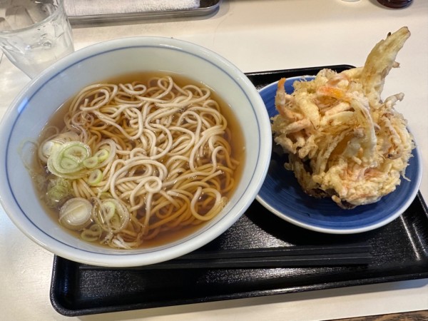 「温かいかけそば(450円)+野菜かき揚げ(150円)」@台町庵の写真