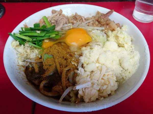 「汁なしカレーマサラ（1,050円）生卵生姜ニラニンニクアブラ」@蓮爾 登戸店の写真