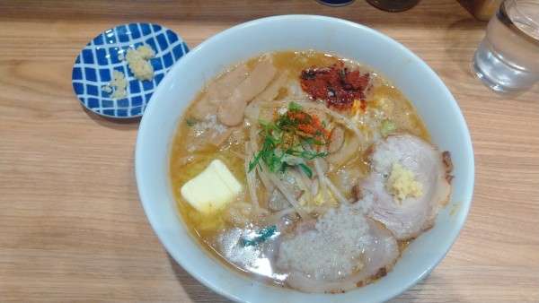 「冬季限定味噌ラーメン　辛味噌、背脂、バター、ニンニク、ライス」@ら～めん つけ麺 幸加の写真