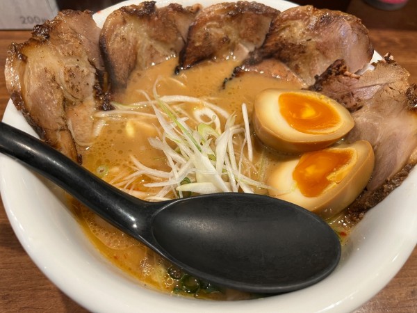 「トロ玉チャーシュー麺 味噌：1400円」@らーめん 麺のひな詩の写真
