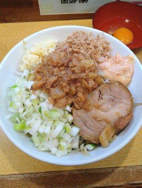 「まぜそば中+刻み長ネギ､辛マヨ､鰹節､生卵」@ラーメン たかふじの写真