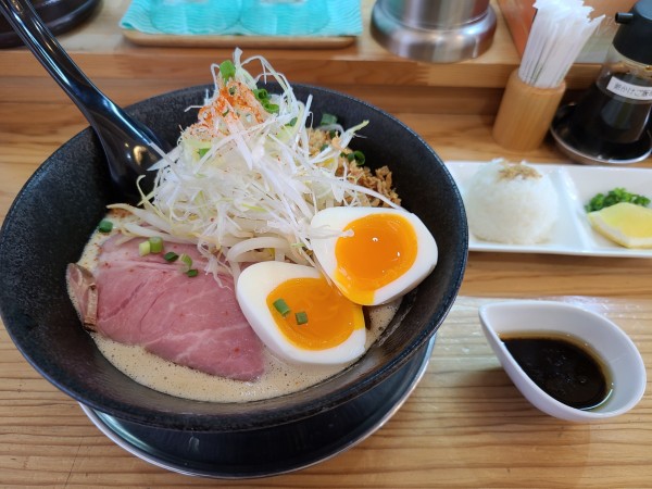 「鶏泡miso麺大盛り味玉ダイブ飯」@鶏泡そば 草戸ベースの写真