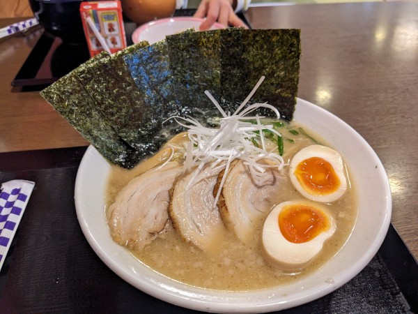 「鶏とんラーメン醤油（全部乗せ）」@鶏ガラとんこつ しまもとの写真