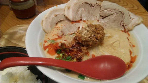 「味噌漬けチャーシュー坦々麺 1144円＋小ライス 110円」@田所商店 タンタンメン部 WBG店の写真