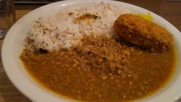 「1カレープレート 830円+特製ビーフカレールーコロッケ」@Time is Curry シャポー市川店の写真