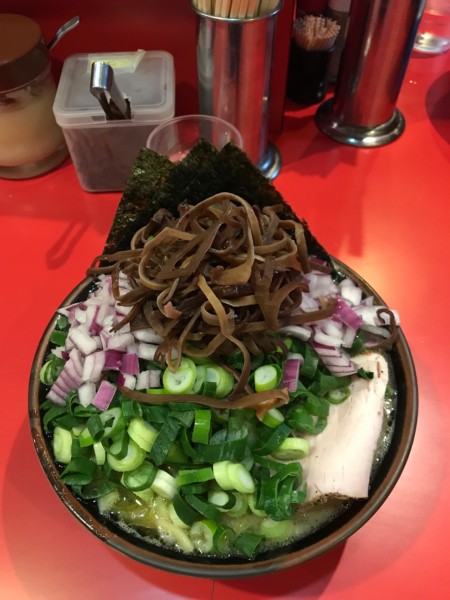 「ラーメン＋九条ねぎ＋むらさきたまねぎW 千円＋感謝のきくらげ」@どんとこい家の写真
