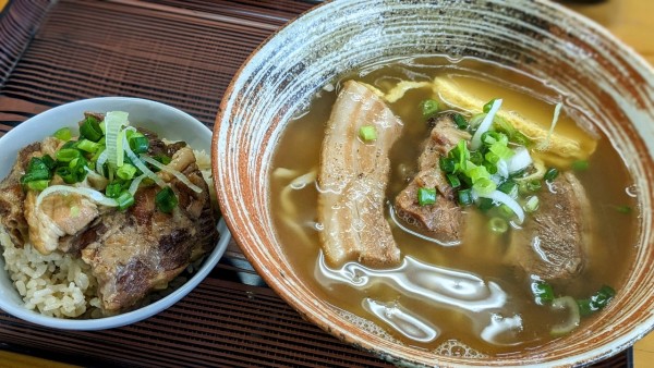 「ミックスそば＋ジューシー肉丼（950円＋250円）」@介そばの写真