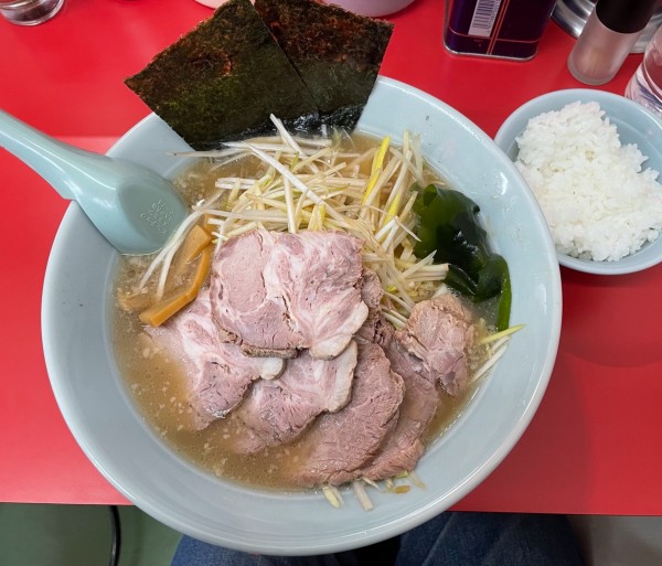 「ネギチャーシューメン+半ライス」@ニューラーメンショップ 扇橋店の写真