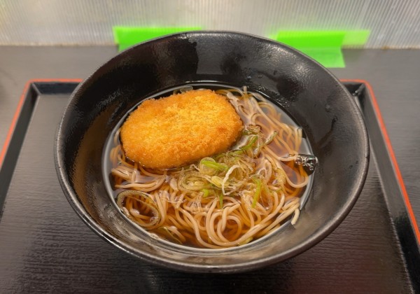 「かけそば(430円)+コロッケ(クーポン)」@ゆで太郎 一番町店の写真