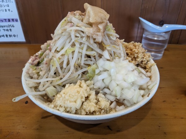 「ラーメン(小)全部+タマネギ 1050円」@ラーメン 滋悟郎の写真