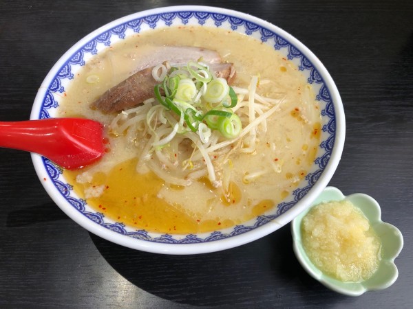 「みそラーメン（半麺）＋チャーシュー1枚.追いニンニク）」@食堂 ニューミサの写真