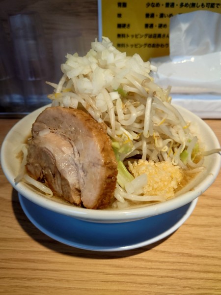 「ラーメン並  野菜  たまねぎ  ニンニク」@ラーメン豚の子の写真