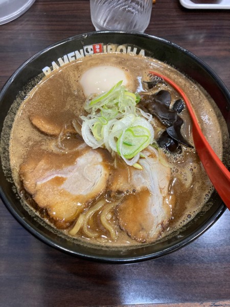 「黒とんこつらーめん¥950＋味玉¥100」@麺家いろは 海老名ビナウォーク店の写真