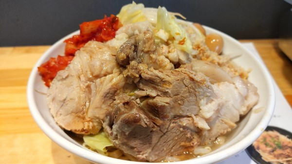 「汁なし豚ラーメン400g・キムチ・刻みしょうが・うずら3個」@時は豚なり 尻手黒川通り2号店の写真