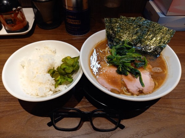 「ラーメン・ライス(100円で食べ放題)」@横浜家系らーめん 輝道家 水道橋駅前店の写真