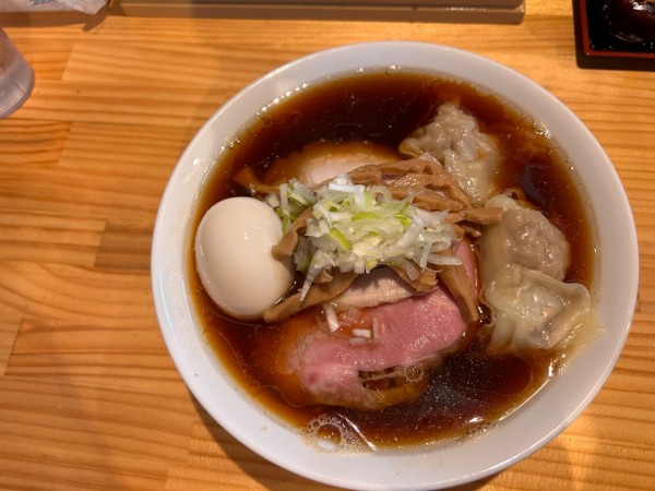 「特製中華蕎麦　醤油　手揉み麺」@麺道 六善の写真