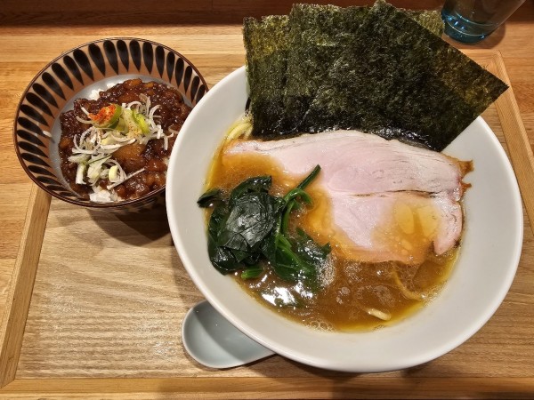 「【土曜夜限定】豚骨醤油＋背脂丼　900＋300円」@つけ蕎麦 津桜の写真