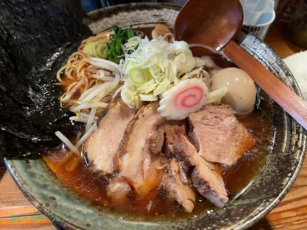 「特製正油ラーメン(1350円)、無料ライス、生卵」@ラーメンだるま食堂の写真