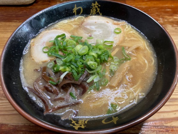 「ラーメン+キクラゲ」@博多とんこつラーメン わ蔵 歌舞伎町店の写真