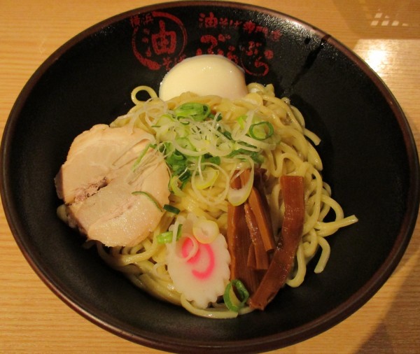 「温玉油そば（大盛）950円」@油そば専門店 ぶらぶら 新宿店の写真