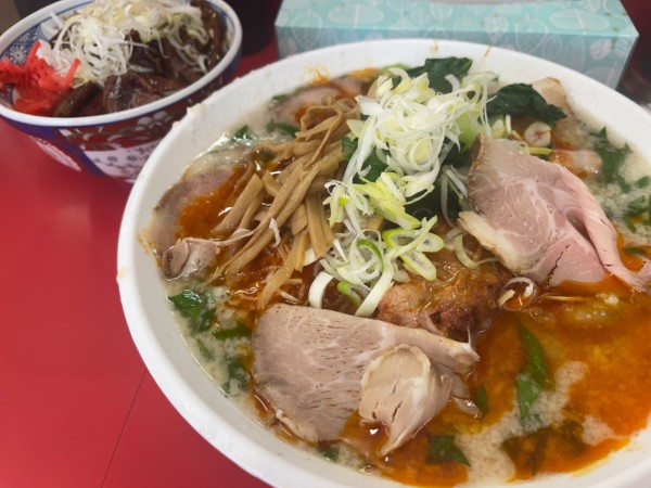 「辛ホルチャーシュー麺」@ラーメンスタンド とん平食堂の写真
