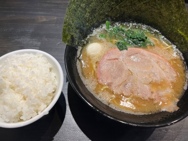「醤油豚骨ラーメン　のり増し、ライス」@横浜家系ラーメン 吉田家の写真