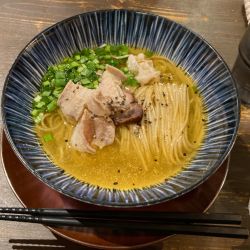 限定　ガーリックペッパーホルモン塩そば