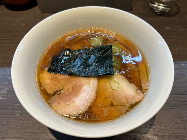 「醤油らぁ麺」@支那そばや 本店の写真