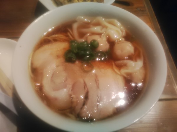「醤油ワンタンらぁ麺(1200円)」@松戸中華そば 富田食堂の写真