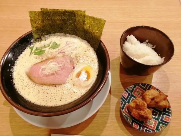 「泡家系鶏白湯 ライスセット＋肉汁からあげ(2個)」@ラーメン喜左衛門の写真