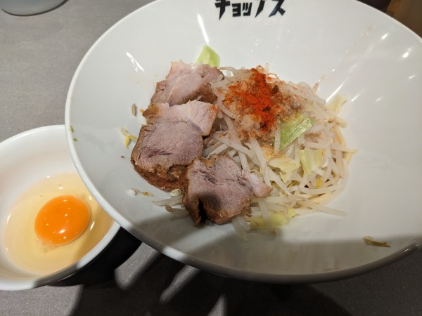 「辛まぜそば（小）+生卵、味付油」@まぜそば 渋谷 チョップスの写真