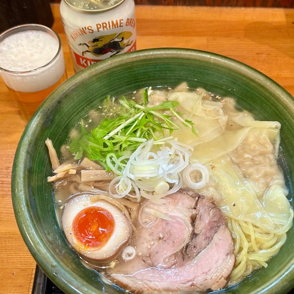 「塩ワンタンメン＋缶ビール」@支那そば やまいちの写真