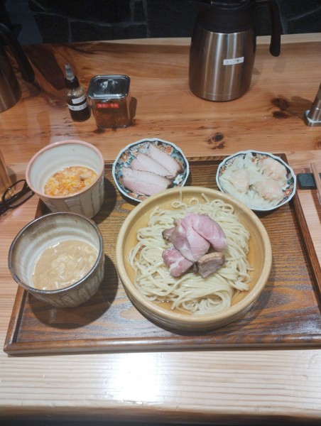 「つけ汁2種つけめん+海老ワンタン+豚吊るし焼　1820円」@あいだやの写真