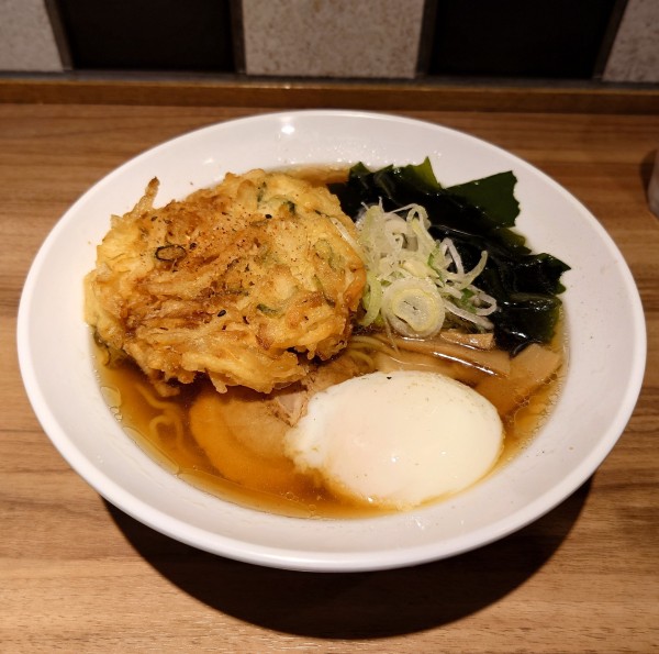 「チャーシューメン+かき揚げ+半熟玉子(810円)」@そば処中山道 大宮8・9番線店の写真