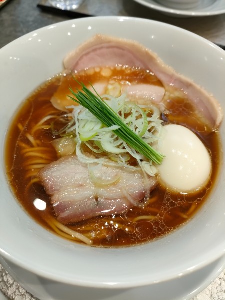 「中華蕎麦（醤油）〈上〉」@宍道湖しじみ中華蕎麦 琥珀 池袋店の写真
